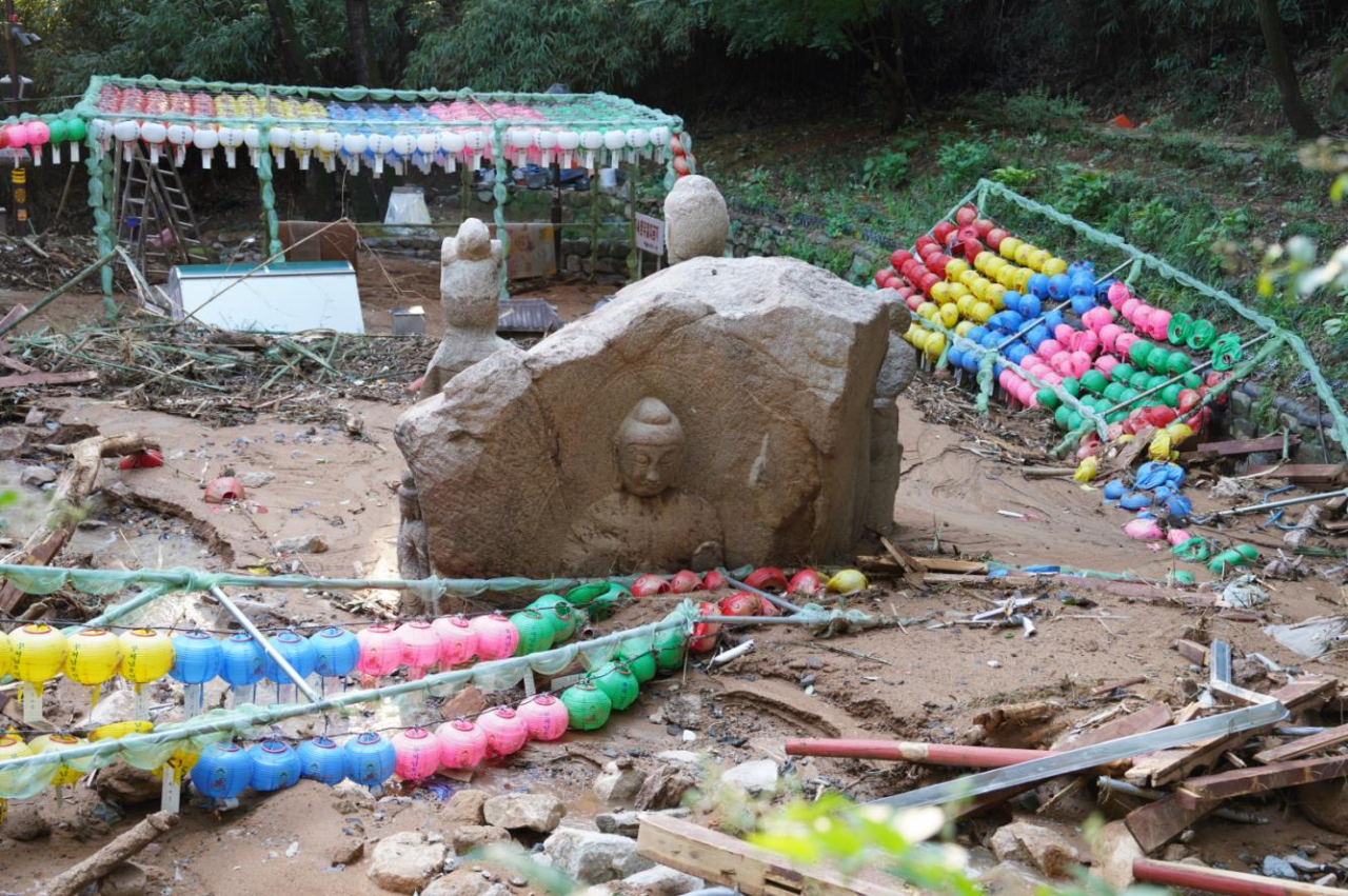 제11호 태풍 '힌남노'가 한반도 곳곳을 휩쓸면서 신라 천년고도인 경북 경주의 '굴불사 부처님'도 피해를 봤다. 문화재청과 경주시청 등에 따르면 이날 오전 6시께 경주시 동천동 굴불사 터에 있는 석조사면불상 주변에서 흙더미가 곳곳으로 쏟아졌다. 보물로 지정된 굴불사지 석조사면불상은 통일신라 시대 때 만들어진 것으로 추정된다. 바위의 서쪽에는 아미타여래불, 동쪽에는 약사여래불, 북쪽에는 미륵불, 남쪽에는 석가모니불을 각각 새겼는데 각 불상의 모습이나 옷 주름 등이 섬세하게 표현된 것으로 유명하다. [연합]