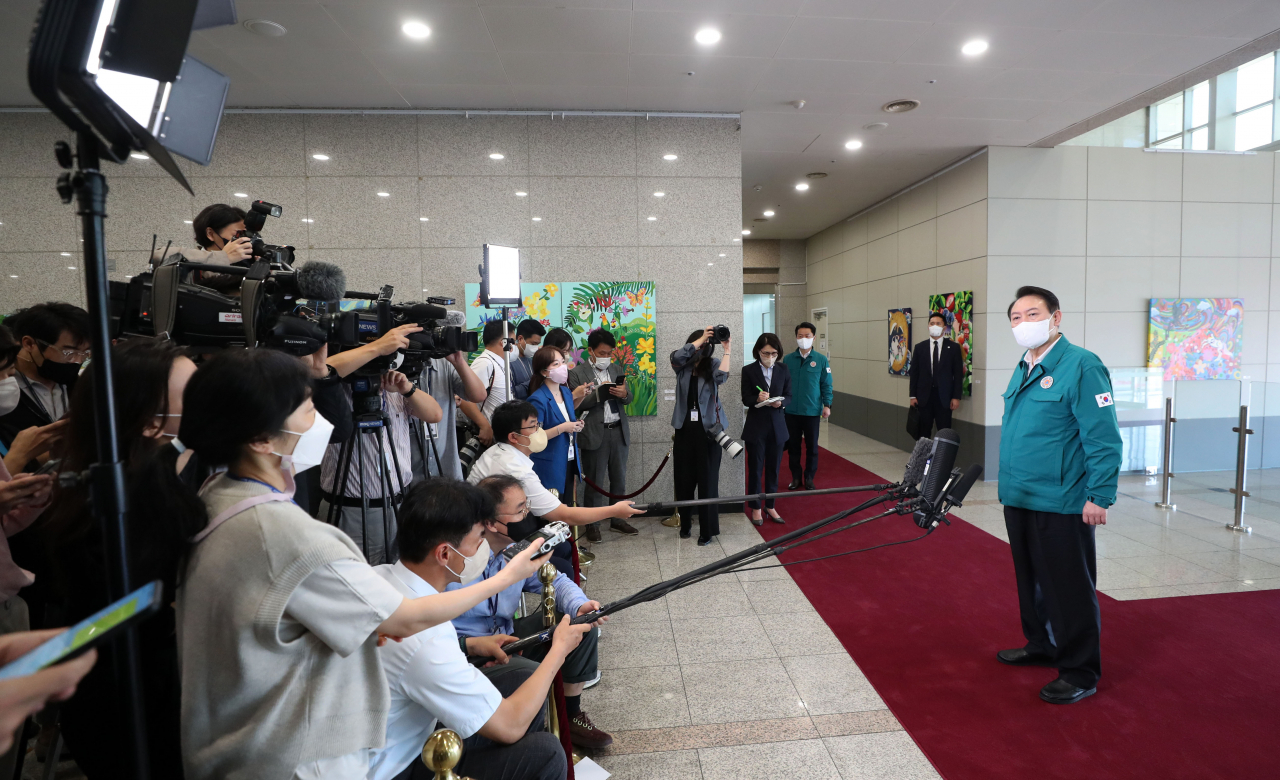 윤석열 대통령이 7일 서울 용산 대통령실 청사로 출근, 취재진의 질문에 답하고 있다. [연합]