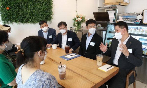 [사진=이복현 금융감독원장(왼쪽에서 세 번째)이 자영업자들과 대화를 나누고 있다. 왼쪽 두 번째부터 이재연 서민금융진흥원장, 이 원장, 오화경 저축은행중앙회장. (사진= 저축은행중앙회)]
