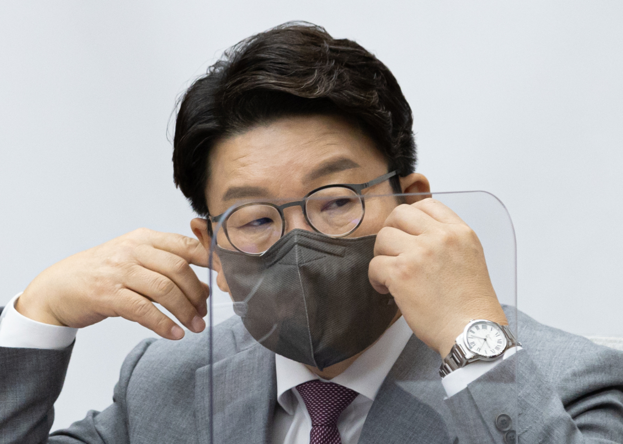 권성동 국민의힘 원내대표가 7일 오전 국회에서 열린 원내대책회의에서 발언 뒤 마스크를 착용하고 있다. 이상섭 기자