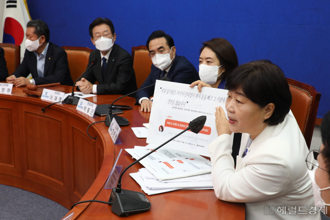 더불어민주당 서영교 최고위원이 5일 국회에서 열린 최고위원회의에서 '도이치모터스 주가조작 의혹과 관련한 김건희 여사와 증권사 직원의 녹취록' 관련 발언을 하고 있다. 이상섭 기자