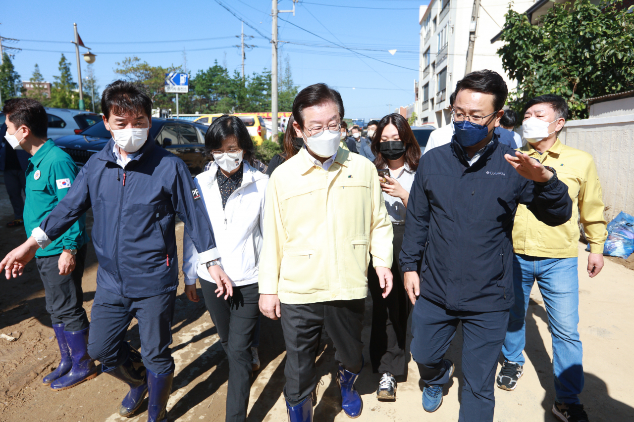 더불어민주당 이재명 대표가 7일 오전 태풍 피해지역인 경북 포항시 남구 대송면 일대를 찾아 피해 상황을 살펴보고 있다. 연합뉴스