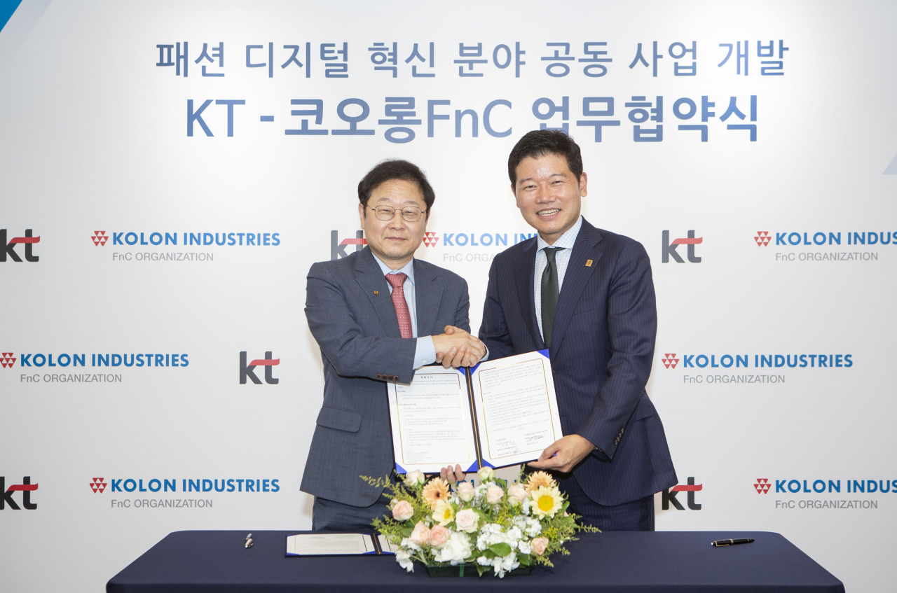 6일 코오롱FnC 본사에서 코오롱FnC와 KT가 패션 디지털 혁신을 위한 업무협약식을 진행했다. 왼쪽은 KT 신수정 부사장, 오른쪽은 코오롱FnC 대표이사 유석진 사장