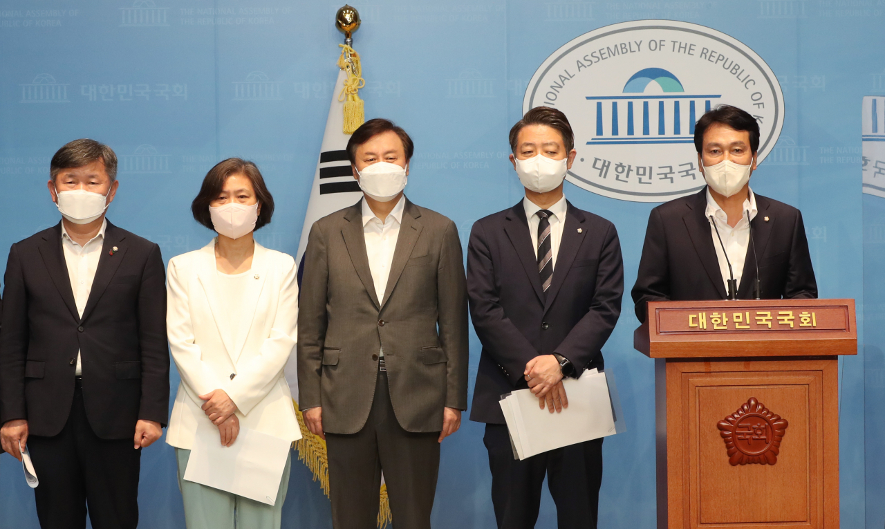 더불어민주당 안민석 의원(오른쪽)이 7일 국회 소통관에서 열린 김건희 여사 논문 국민검증단 조사 결과 관련 더불어민주당-무소속 국회 교육위원 공동기자회견에서 발언하고 있다. 이상섭 기자