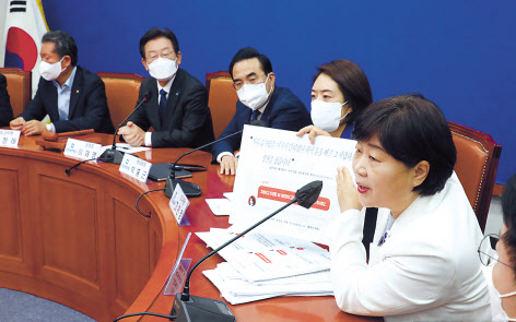 더불어민주당 서영교 최고위원이 5일 국회에서 열린 최고위원회의에서 ‘도이치모터스 주가조작 의혹과 관련한 김건희 여사와 증권사 직원의 녹취록’관련 발언을 하고 있다. 이상섭 기자