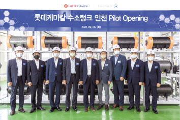 롯데케미칼 수소탱크 파일럿 설비 준공식에 참석한 황상문(왼쪽부터) 가온셀 부사장, 김철환 두산 DMI 팀장, 유방현 한국가스안전공사 연구원장, 문재도 수소융합얼라이언스 회장, 김교현 롯데케미칼 부회장, 조좌진 DYPNF 회장, 이영준 롯데케미칼 첨단소재사업 대표, 황진구 롯데케미칼 기초소재사업 대표, 조현철 롯데알미늄 대표. [롯데케미칼 제공]