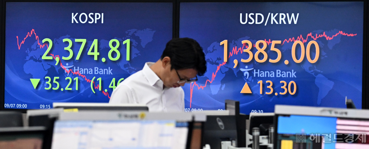 7일 서울 중구 하나은행 명동점 딜링룸 전광판에 원달러 환율이 1380원선을 가리키고 있다. 임세준 기자