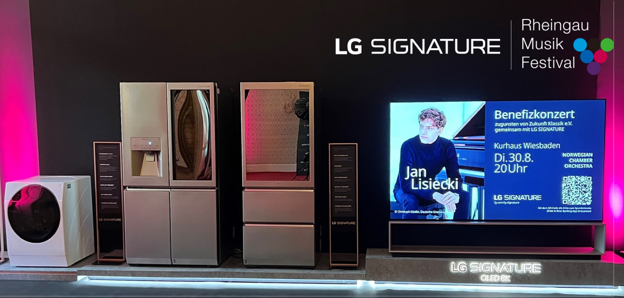 독일 라인가우 뮤직 페스티벌이 펼쳐지는 장소 중 한 곳인 에버바흐 수도원에 LG 시그니처 제품이 전시돼있다.[LG전자 제공]