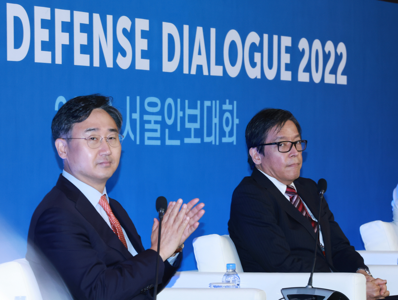 신범철 국방부 차관(왼쪽)이 7일 서울 소공동 롯데호텔에서 열린 ‘2022 서울 안보대화’에서 오카 마사미 일본 방위성 방위심의관(차관급)의 발언이 끝난 뒤 박수를 치고 있다. [연합]