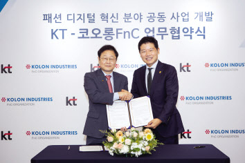 신수정(왼쪽) KT 엔터프라이즈 부문장과 유석진 코오롱FnC 대표가 양해각서(MOU) 체결 후 기념 촬영을 하고 있다. [KT 제공]