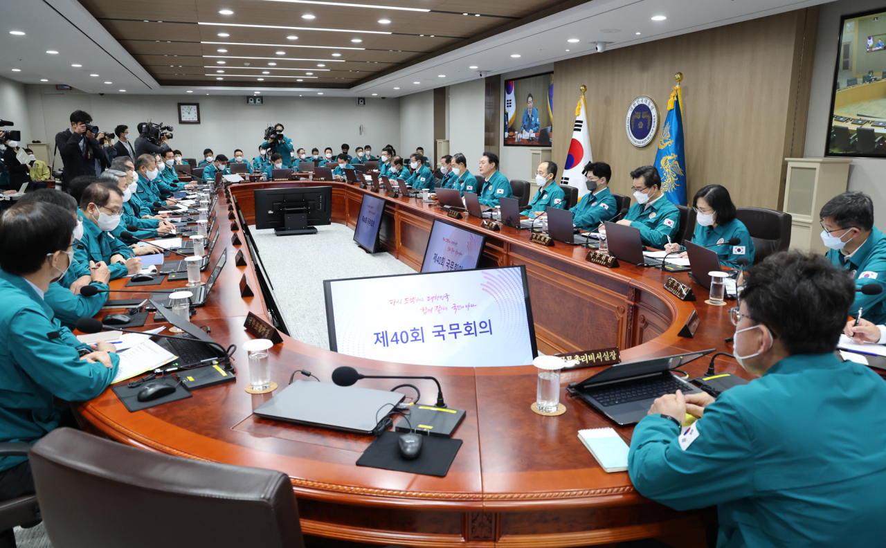 윤석열 대통령이 7일 서울 용산 대통령실 청사에서 태풍 힌남노 피해상황 긴급점검 국무회의를 주재하고 있다. [연합]