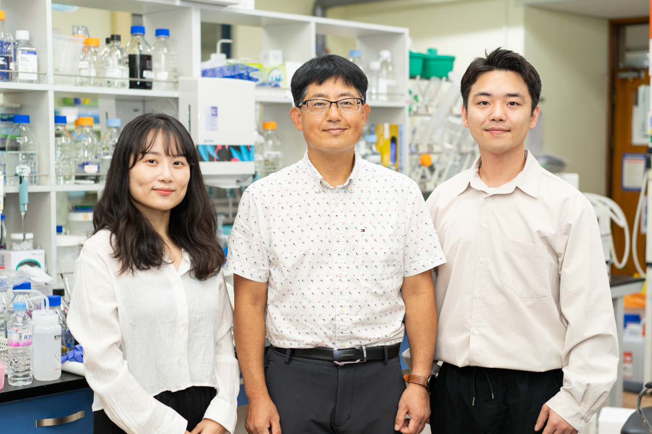 왼쪽부터 권나현 석사과정생, 권인찬 교수, 이재훈 박사과정생.[지스트 제공]