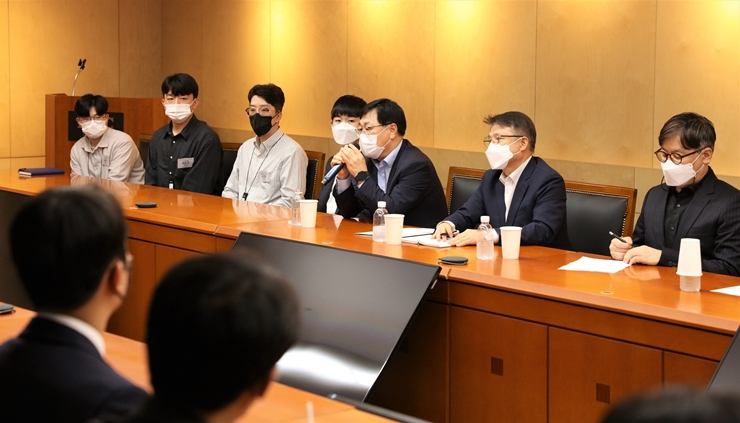 HDC현대산업개발은 이달 초 두 차례에 걸쳐 경영진과 신입사원이 소통하는 간담회를 했다. [HDC현대산업개발 제공]