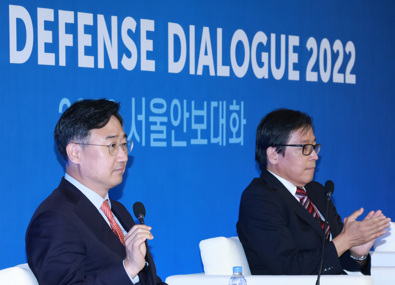 신범철 국방부 차관(왼쪽)은 7일 '2022 서울 안보대화'(SDD) 참석차 방한중인 오카 마사미 일본 방위성 방위심의관(차관급)과 한일 국방차관회담을 갖고 초계기 사건 해결을 비롯해 양국 간 국방협력 정상화를 위해 노력하기로 했다. [연합]