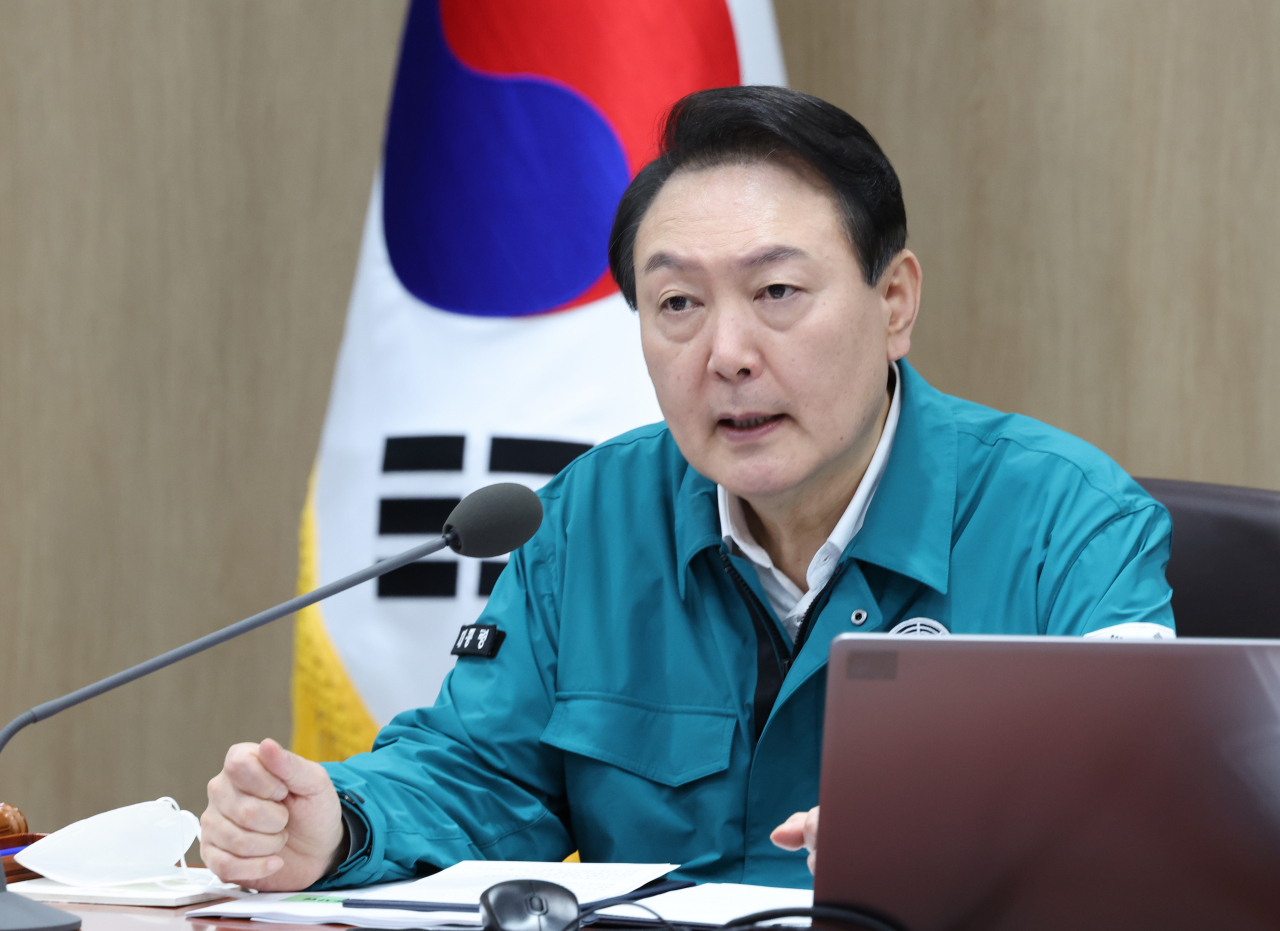 윤석열 대통령이 7일 서울 용산 대통령실 청사에서 태풍 힌남노 피해상황 긴급점검 국무회의를 주재하고 있다. [연합]
