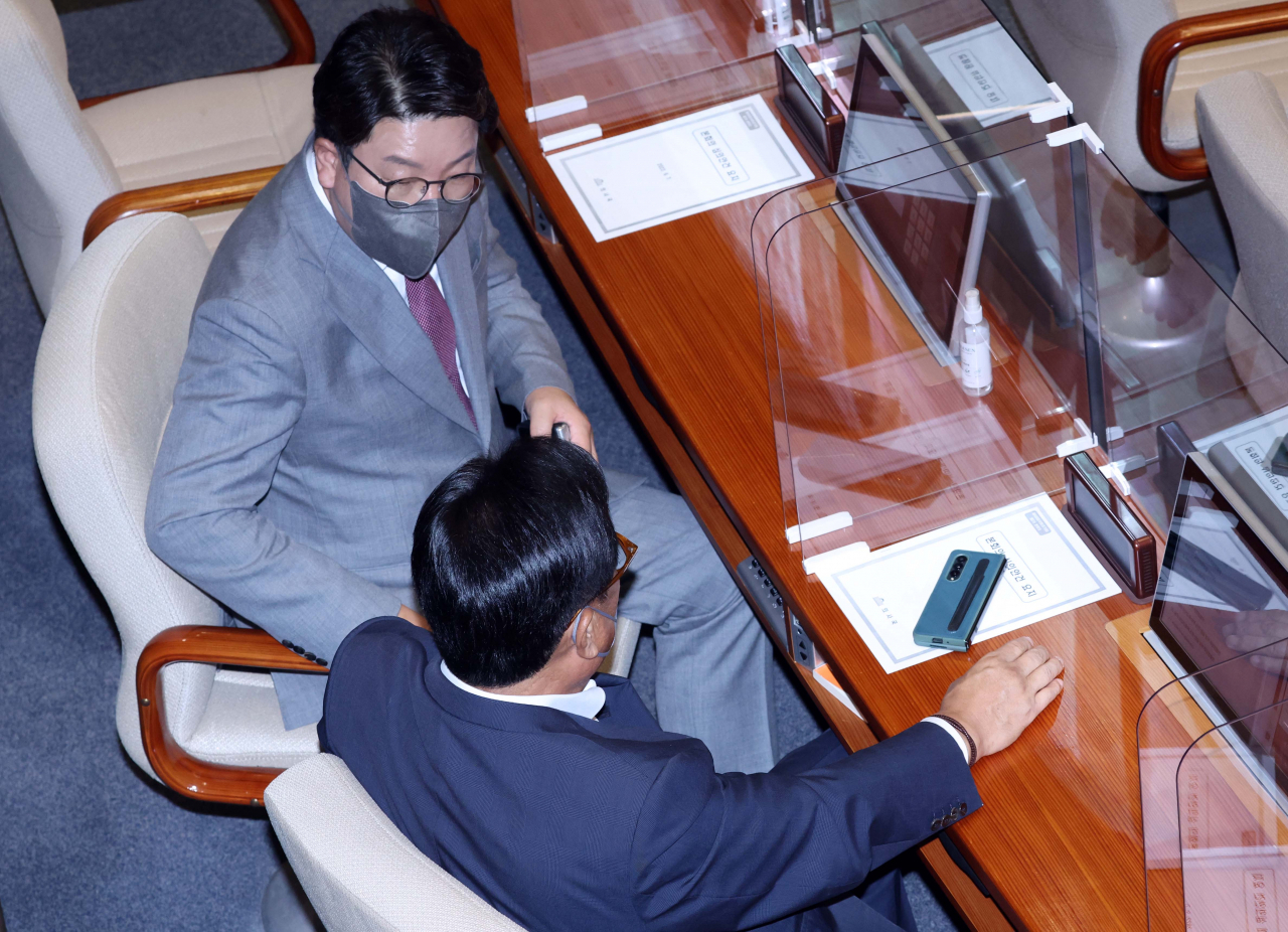 7일 오후 국회에서 열린 본회의에서 국민의힘 권성동 원내대표(오른쪽)와 정진석 국회부의장이 대화하고 있다. [이상섭 기자]
