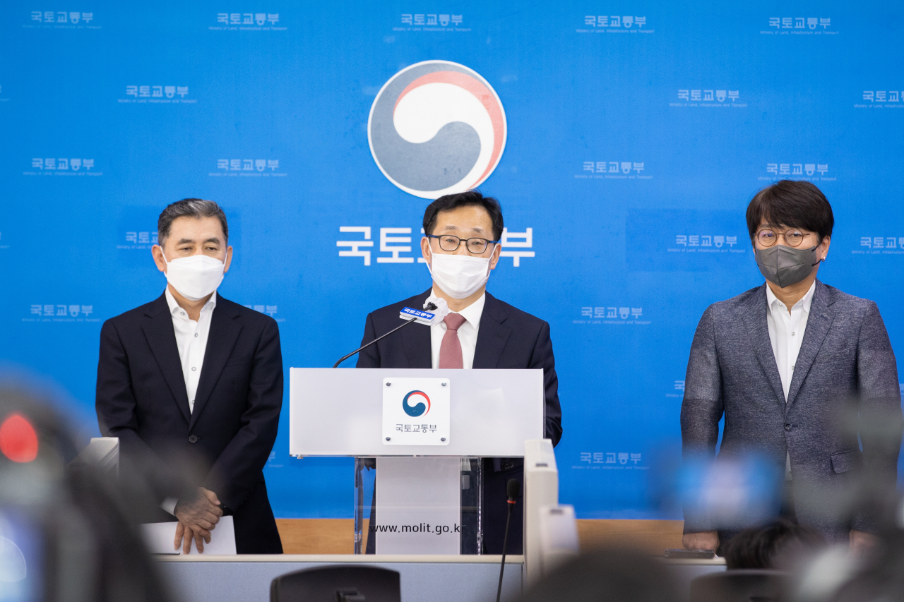 국토교통부는 7일 국토부 산하 공공기관 혁신방안 중간 발표에 나섰다. (왼쪽부터) 김연명 한서대 항공산업공학과 교수, 김흥진 국토교통부 기획조정실장, 이형찬 국토연구원 주택토지연구 본부장 [국토교통부 제공]