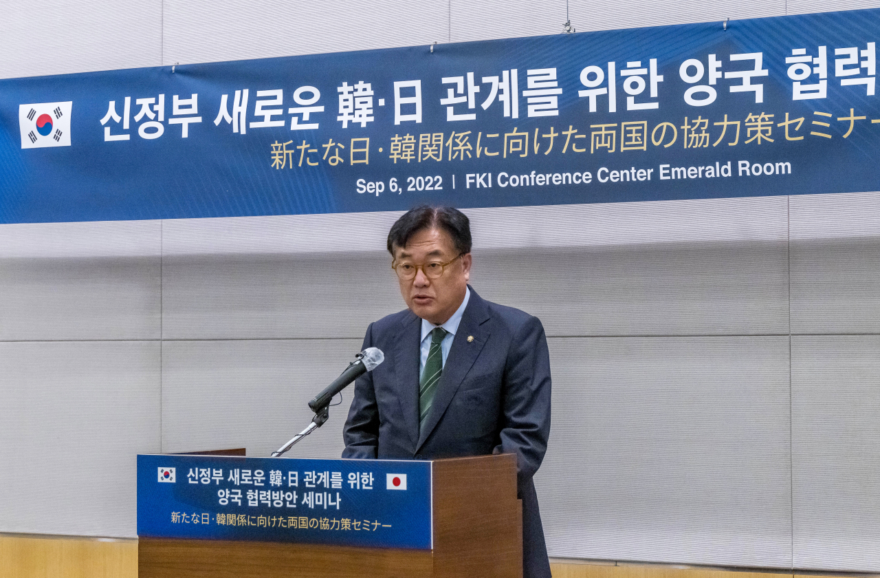 정진석 국회부의장이 6일 오후 서울 여의도 전경련 콘퍼런스센터에서 열린 신정부 새로운 한일 관계를 위한 양국 협력방안 세미나에서 축사를 하고 있다. 연합뉴스