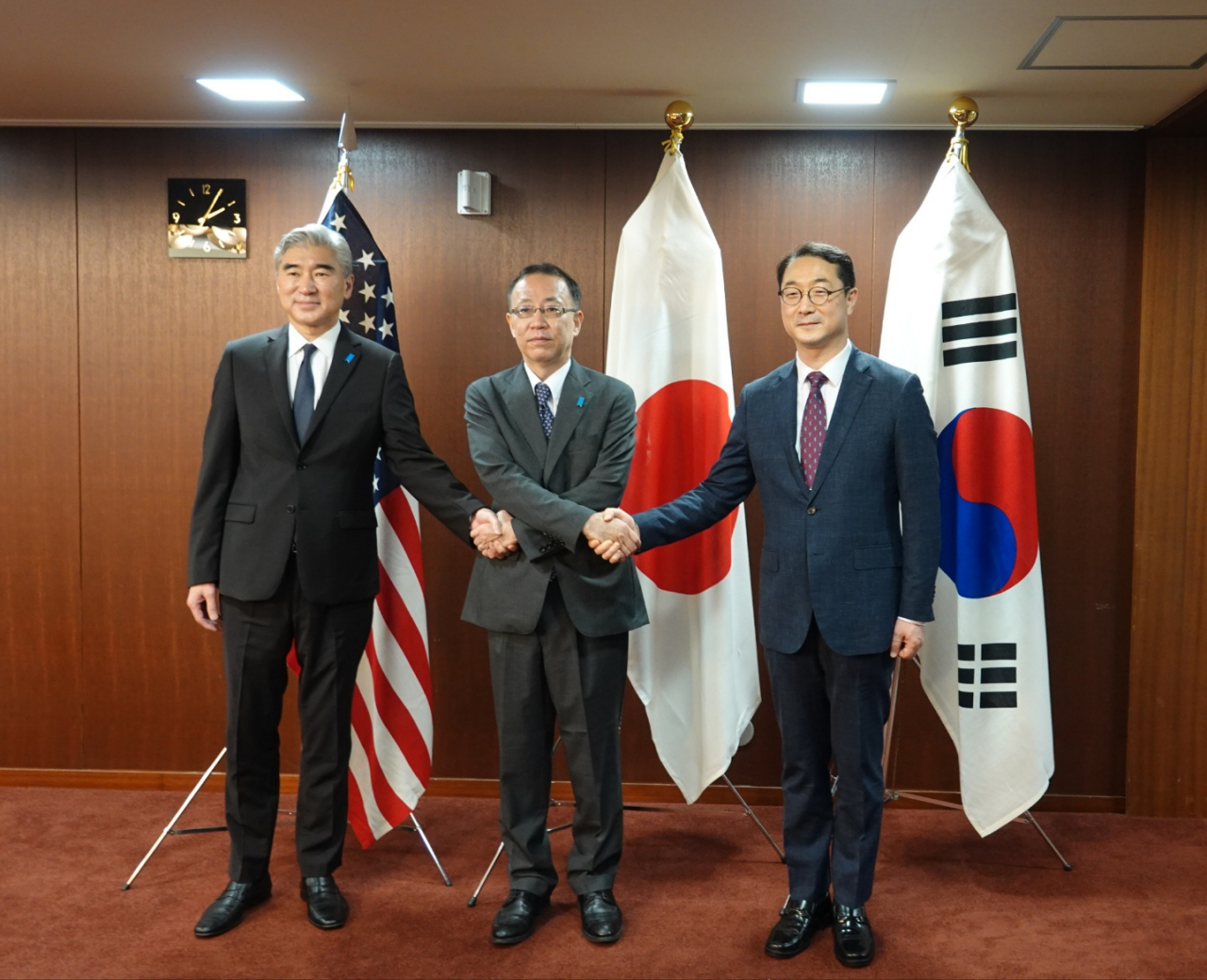 김건(오른쪽) 외교부 한반도평화교섭본부장과 성김(왼쪽) 미국 국무부 대북특별대표, 후나코시 다케히로(가운데) 일본 외무성 아시아대양주국장은 7일 도쿄 외무성에서 한미일 3국 북핵 수석대표 협의를 가졌다. [연합]