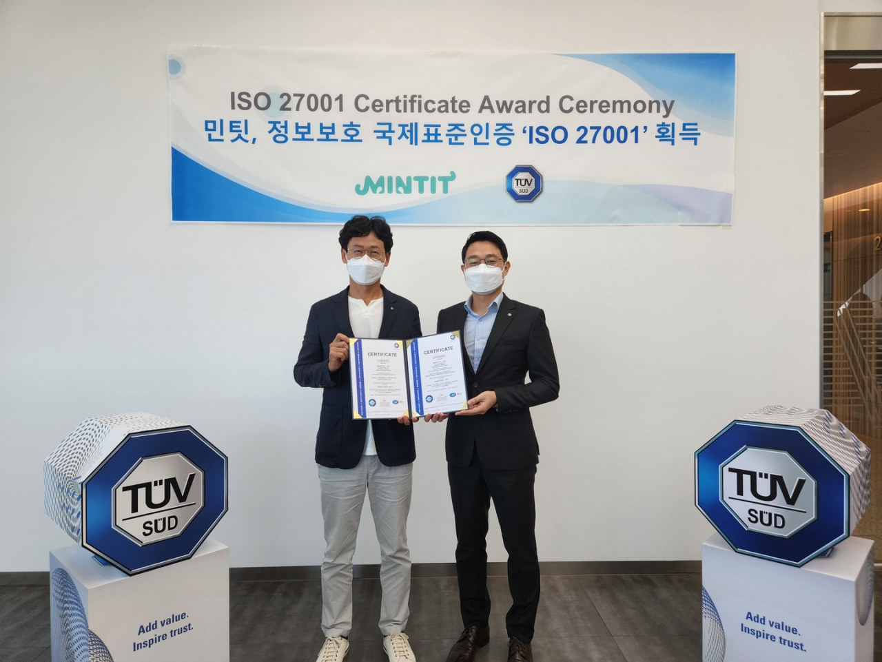 민팃은 정보보안 관리 시스템(ISMS)에 대한 국제 표준인증인 ‘ISO/IEC 27001:2013’을 획득했다고 7일 밝혔다. 하성문(왼쪽) 민팃 대표이사가 서정욱 티유브이 슈드 코리아 대표로부터 인증서를 전달 받는 모습. [민팃 제공]