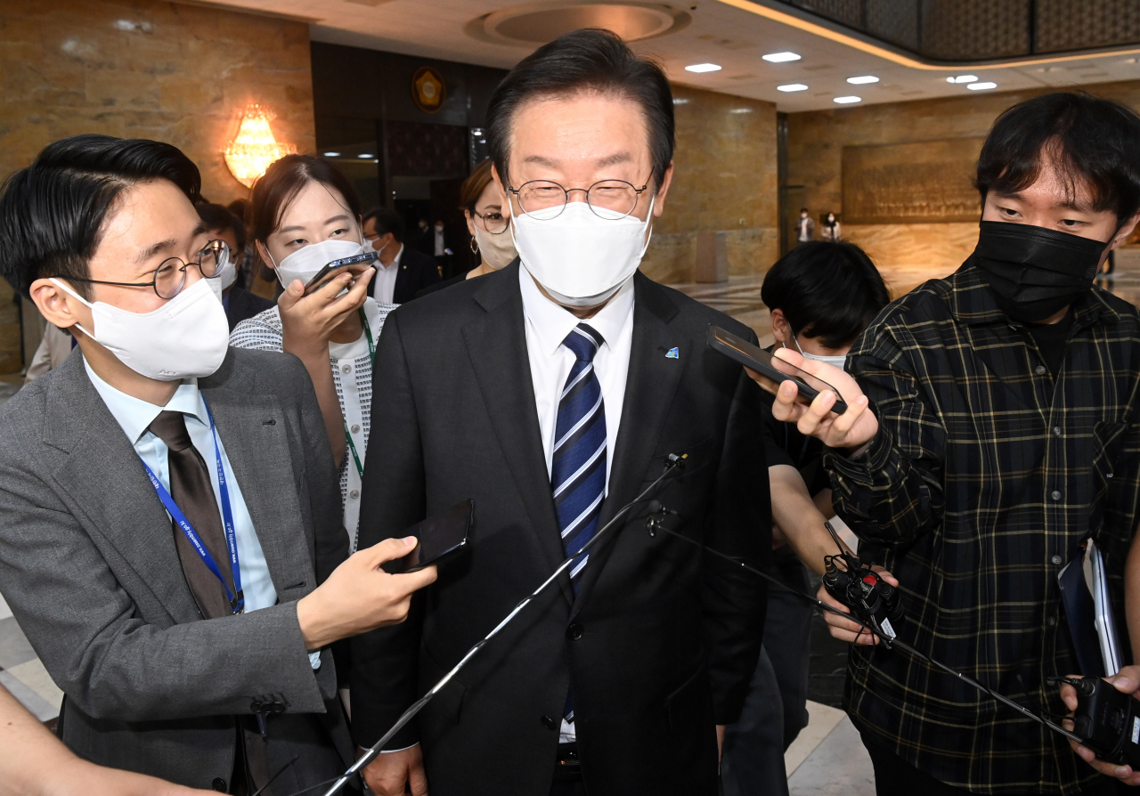 더불어민주당 이재명 대표가 7일 오후 국회에서 본회의에 참석한 뒤 이동하며 취재진의 질문을 받고 있다. [연합]