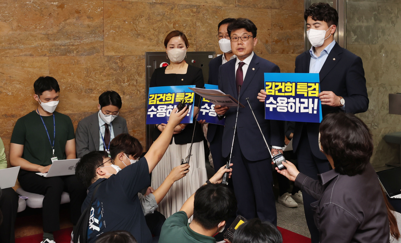 진성준 더불어민주당 원내수석부대표가 7일 오후 국회에서 의원총회를 마친 뒤 '김건희 특검법' 발의와 관련해 브리핑하고 있다. [연합]