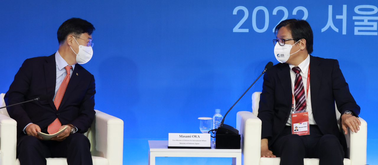 South Korea's Vice Defense Minister Shin Beom-chul (L) and Japanese Vice Minister of Defense for International Affairs Masami Oka attend a session of the 2022 Seoul Defense Dialogue at a Seoul hotel on Thursday. The three-day annual international security forum, hosted by South Korea's defense ministry, kicked off the previous day for discussions on North Korea's denuclearization, cyberthreats, space security and other challenges. (Yonhap)