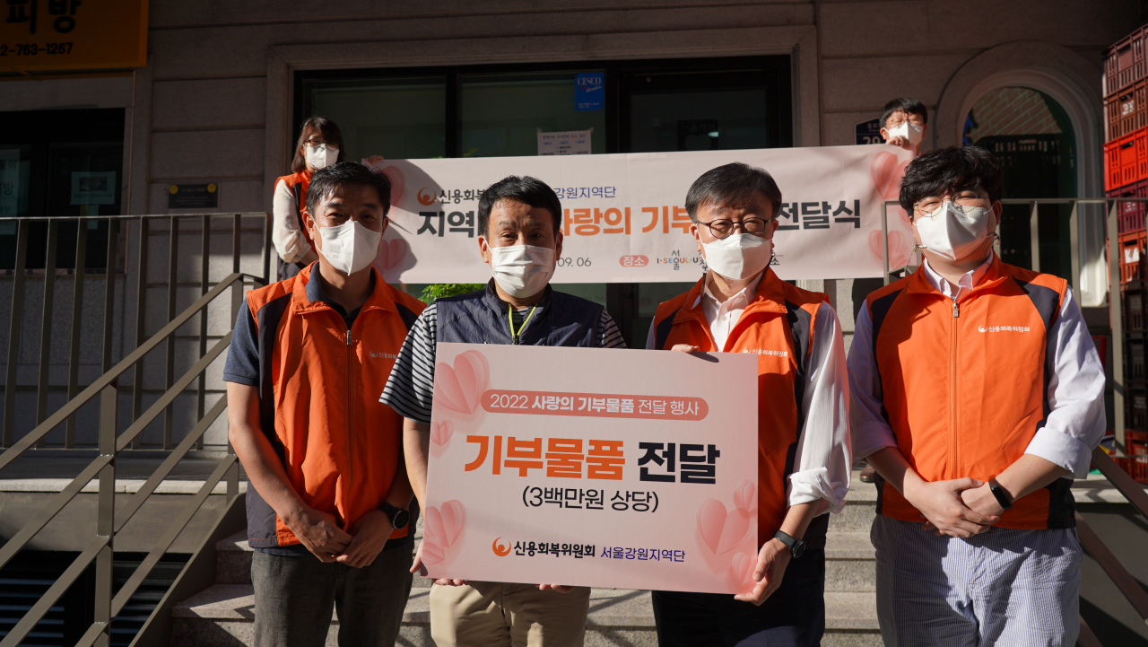 신용회복위원회는 추석을 맞아 서울 종로구 창신동 소재 서울시립 창신동쪽방촌상담소를 방문하고 쪽방촌 거주민에게 기부 물품을 전달했다. 사진 왼쪽부터 이상우 신용회복위원회 서울강원지역단장, 이도희 서울시립창신동쪽방상담소장, 이재연 신용회복위원회 위원장, 김곤 신용회복위원회 노조위원장.[신용회복위원회 제공]