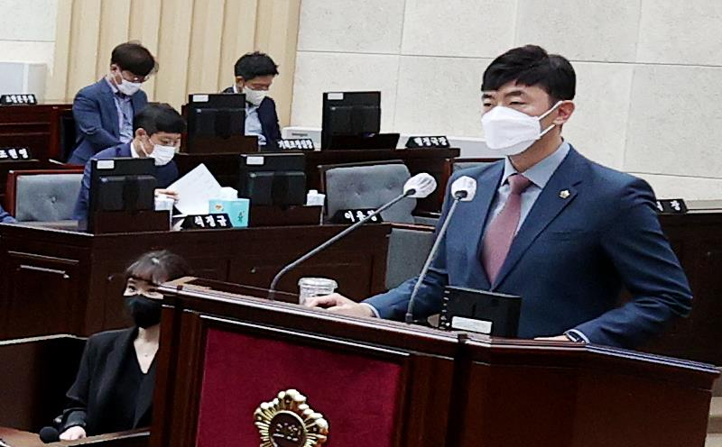 지난 7일 인천광역시의회 신성영 의원이 시정질의를 하고 있는 모습.〈인천시의회 제공〉