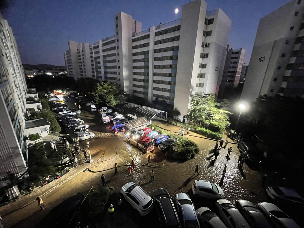 지난 6일 오후 경북 포항시 남구의 한 아파트에서 태풍 '힌남노'의 폭우 때 지하 주차장에서 실종된 주민 7명을 찾는 수색작업이 진행되고 있다. [연합]