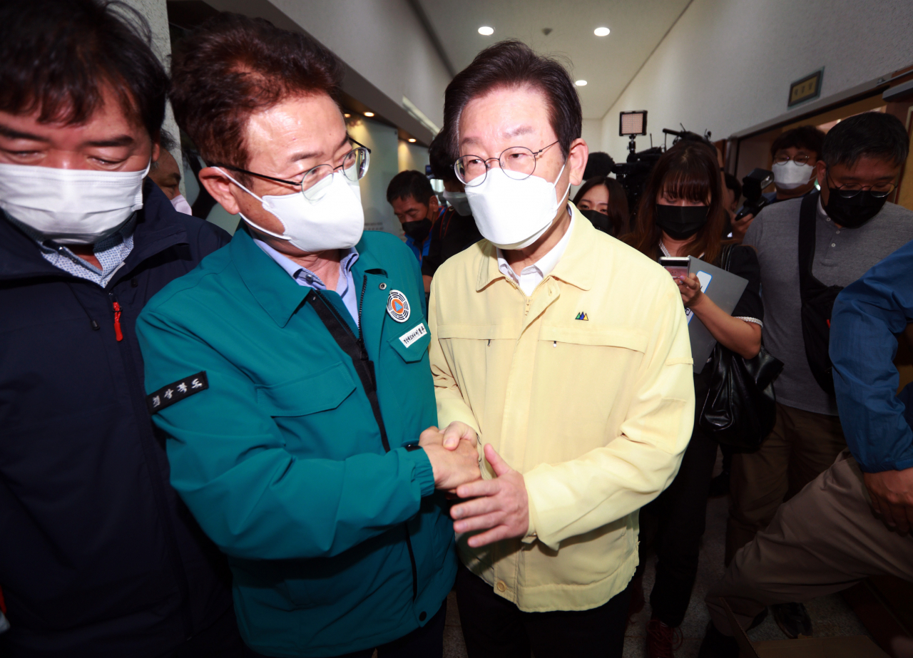 더불어민주당 이재명 대표가 7일 오전 태풍 피해지역인 경북 포항시 남구 대송면 일대를 찾아 피해 상황을 살펴보다가 현장을 찾은 이철우 경북지사와 인사하고 있다. [연합]