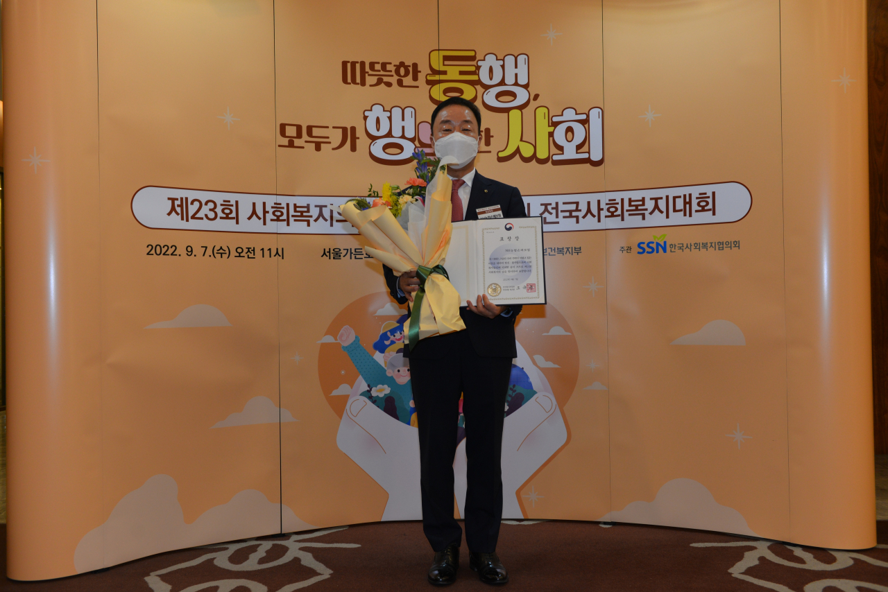 NH농협손해보험은 지난 7일 서울 마포구 소재 가든호텔에서 열린 제 23회 사회복지의 날 기념식에서 보건복지부 장관 표창을 수상했다고 8일 밝혔다. 농협손해보험 최문섭 대표이사가 수상 후 기념사진 촬영을 하고 있다.