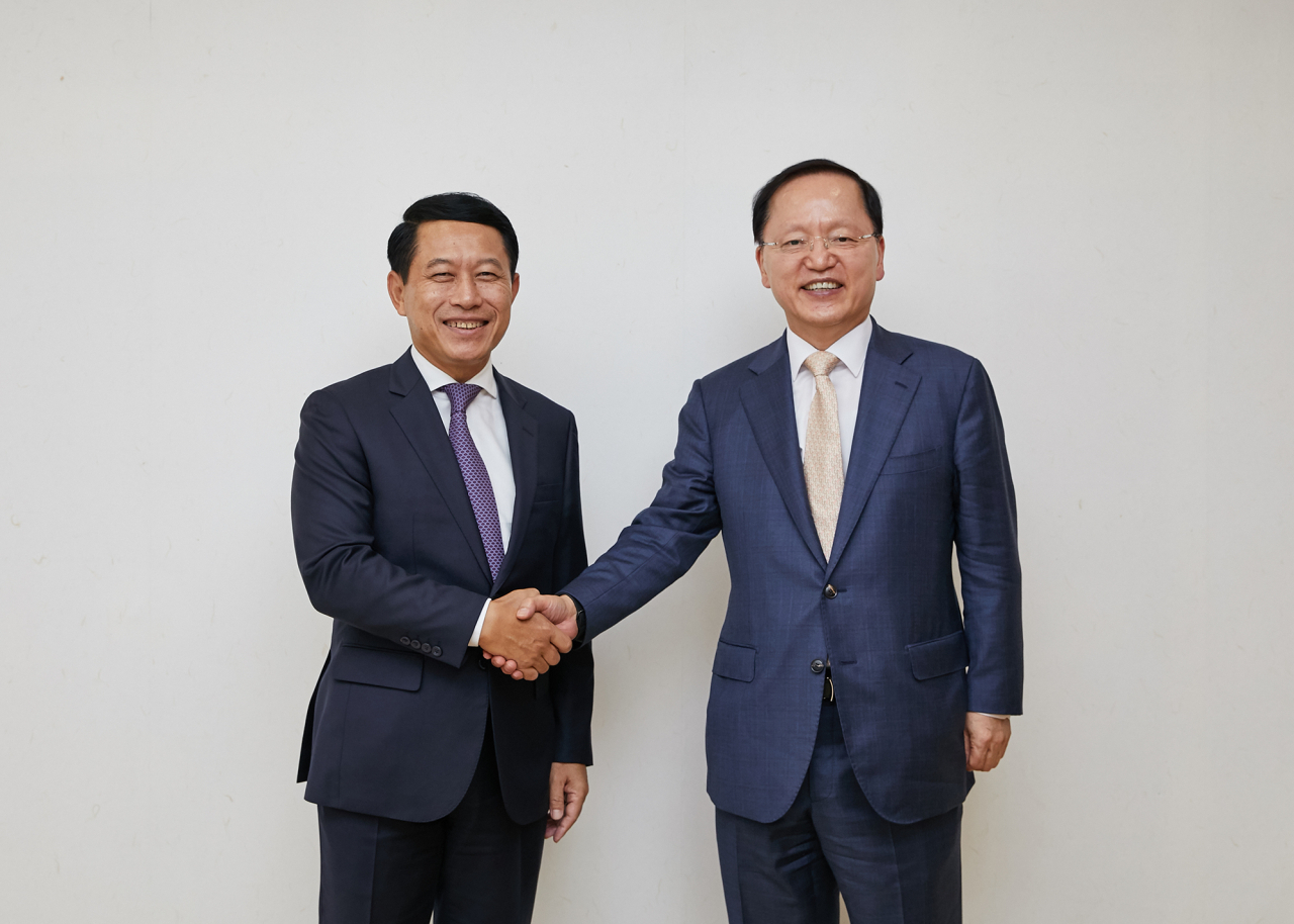 박학규 삼성전자 경영지원실장 사장(오른쪽)이 방한 중인 살름싸이 꼼마싯 라오스 부총리를 7일 서울에서 만나 삼성전자 사업과 사회공헌활동을 소개하고 '2030 부산세계박람회' 지지를 요청했다.[삼성전자 제공]