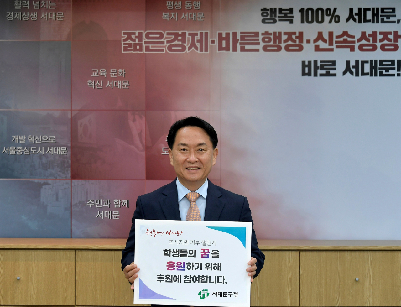 결식아동을 위한 조식지원 기부 챌린지에 참여한 이성헌 서대문구청장. [서대문구 제공]
