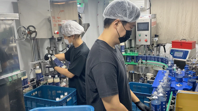 지난 7일 오전 한강주조 직원들이 막걸리 병입 작업에 한창이다. [신주희 기자 /joohee@heraldcorp.com]