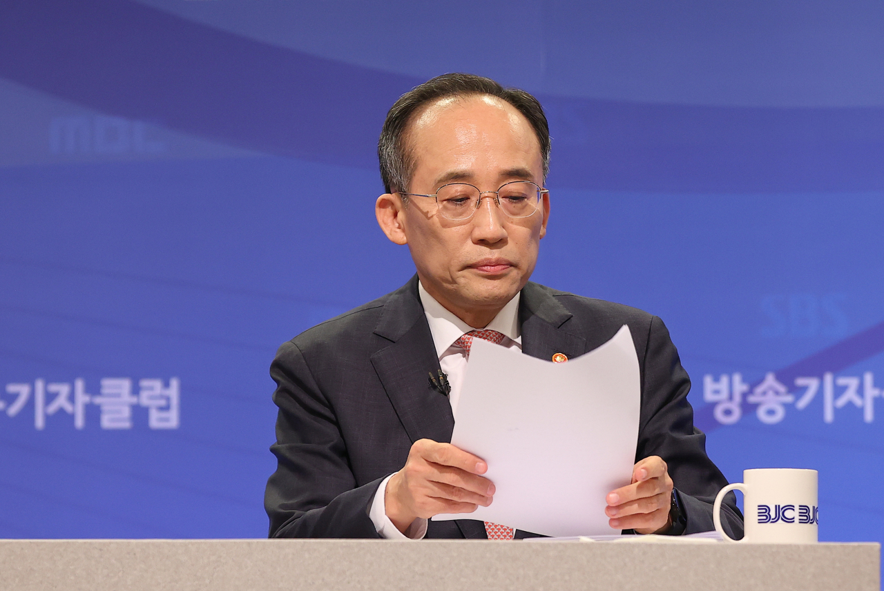 정부가 사회적 약자를 위한 ‘따뜻한 예산’에 74조4000억원을 투입한다. 올해 대비 8조7000억원 증가한 수준이다. 내년 예산 중앙정부 가용재원이 9조원 수준이란 점을 감안하면 가용 재원 대부분을 약자 보호 복지예산에 사용한 것이다.추경호 부총리 겸 기획재정부 장관은 8일 정부세종청사에서 비상경제장관회의를 주재하고 이같이 밝혔다. 사진은 전날 오후 서울 양천구 한국방송회관에서 열린 방송기자클럽 초청 토론회에 참석해 토론을 준비하고 있는 추 부총리. [연합]