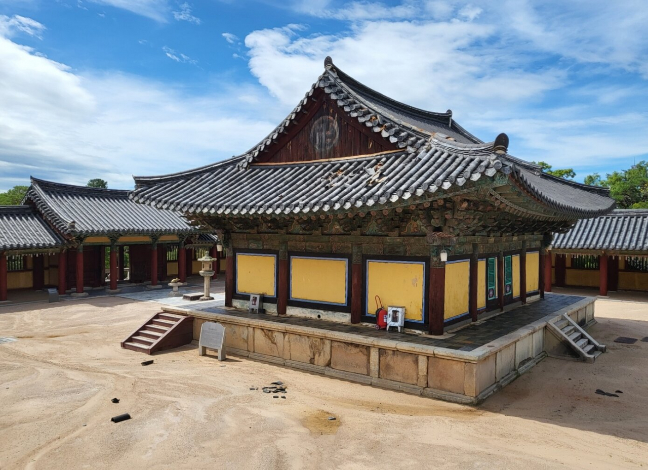 태풍 힌남노로 인해 불국사 기왓장 몇개가 떨어졌다.