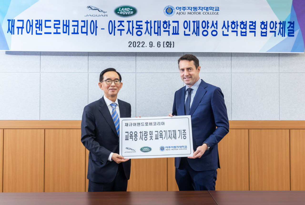 로빈 콜건(오른쪽) 재규어랜드로버코리아 대표와 이수훈 아주자동차대학교 총장이 산학협력 양해각서 체결식에서 기념사진을 촬영하고 있다. [재규어 랜드로버 코리아 제공]