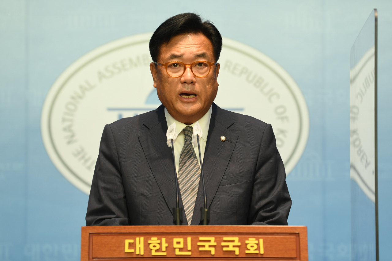 국민의힘 비상대책위원장직을 수락한 정진석 국회 부의장이 지난 7일 오후 서울 여의도 국회 소통관에서 기자회견을 하고 있다. 정 부의장은 비대위원장을 맡기로 했다고 밝히며 "당을 하루속히 안정화시키겠다"고 말했다. [이상섭 기자]