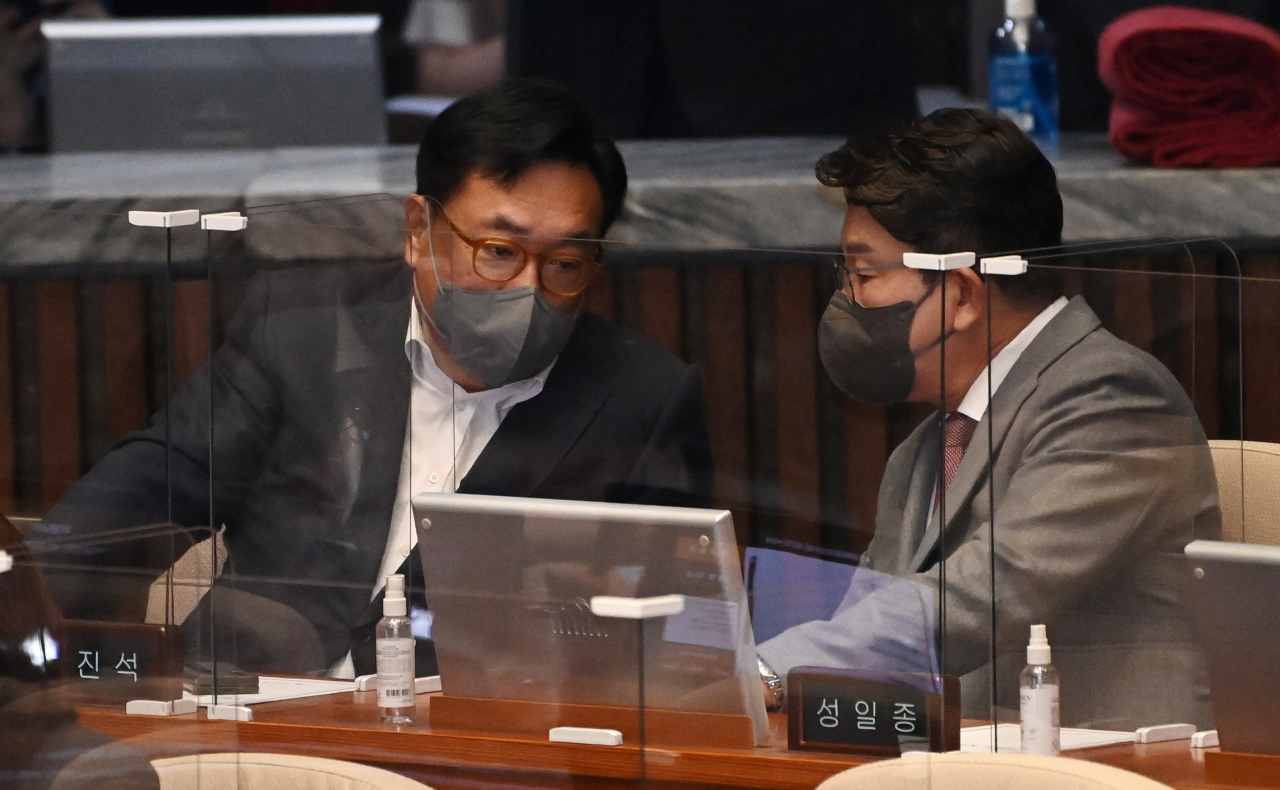 권성동 국민의힘 원내대표(오른쪽)와 정진석 국회부의장이 지난 7일 서울 여의도 국회에서 열린 본회의에서 대화를 하고 있다. [이상섭 기자]
