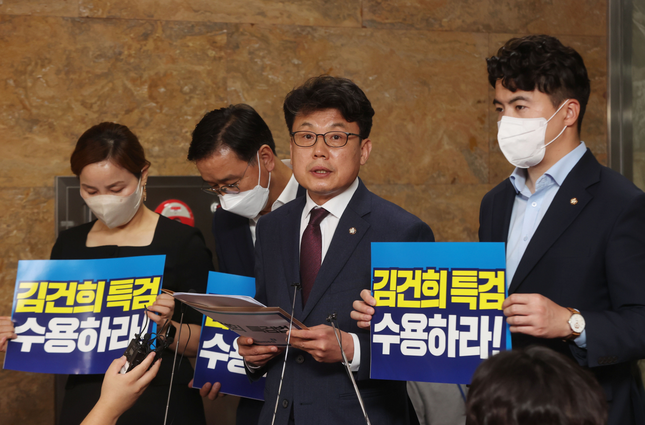 진성준 더불어민주당 원내수석부대표가 7일 서울 여의도 국회에서 열린 의원총회를 마치고 윤석열 대통령 부인 김건희 여사의 주가 조작, 허위경력, 뇌물성 후원 사건 등의 진상규명을 골자로한 '김건희 특검법' 발의와 관련한 브리핑을 하고 있다. 이상섭 기자