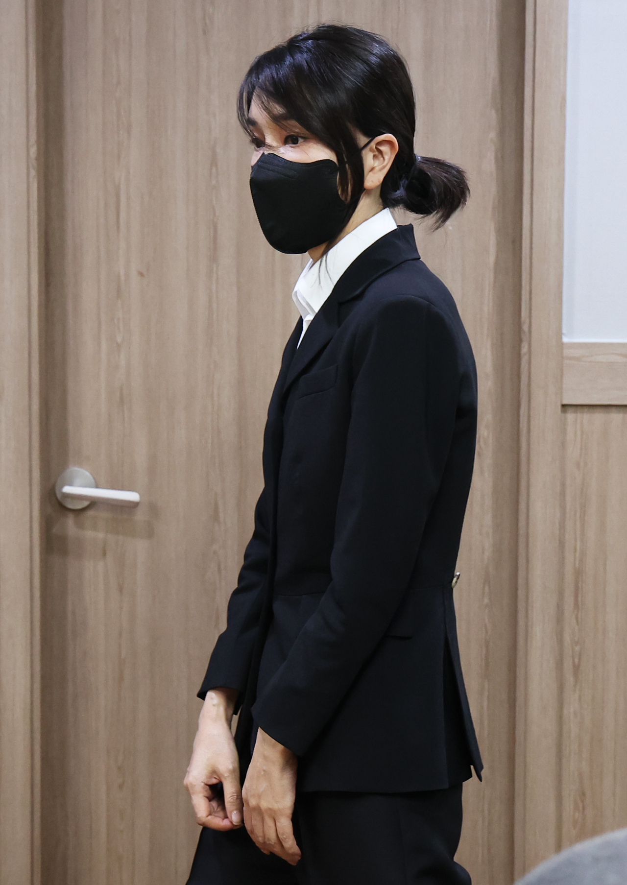 김건희 여사가 25일 오후 경기도 수원시 권선구 수원중앙병원 장례식장에 마련된 암·희귀병 투병과 생활고에도 불구하고 복지서비스의 도움을 받지 못하고 세상을 떠난 '수원 세 모녀' 빈소를 찾아 조문하고 있다. [연합]
