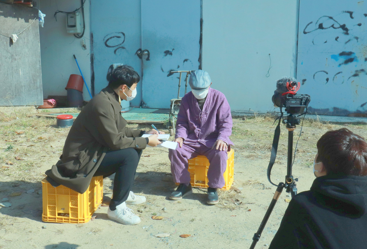 공주시 젊은 문화재지킴이들이 산신제 리더를 인터뷰하고 있다.