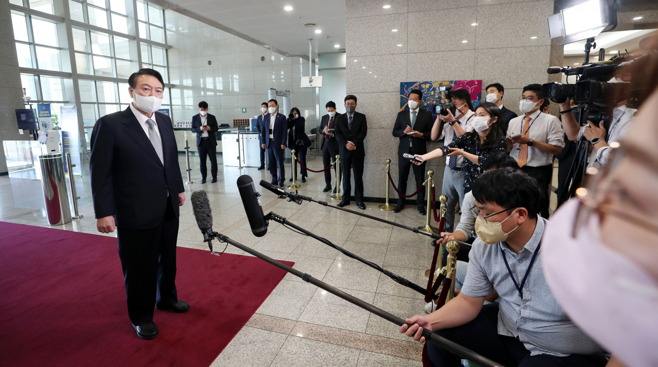 윤석열 대통령이 8일 서울 용산 대통령실 청사로 출근, 취재진의 질문에 답하고 있다. [연합]