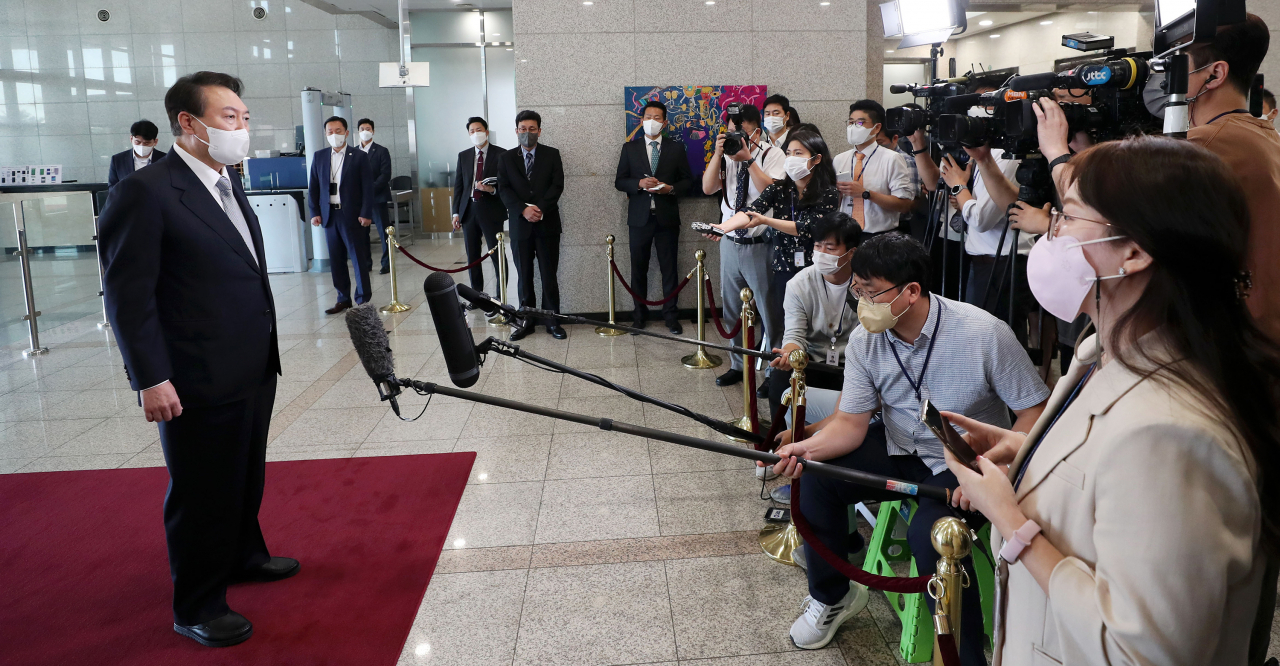 윤석열 대통령이 8일 서울 용산 대통령실 청사로 출근, 취재진의 질문에 답하고 있다. [연합]