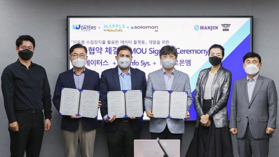 강성학(왼쪽부터) 유오케이 대표이사, 홍지수 솔로몬엠 대표이사, 로한 버마 CE. 인포시스템즈 대표이사, 이정재 휴데이터스 대표이사, 조현민 한진 미래성장전략 및 마케팅총괄 사장, 노삼석 한진 대표이사 사장이 8일 업무협약을 체결한 뒤 기념사진을 찍고 있다. [한진 제공]