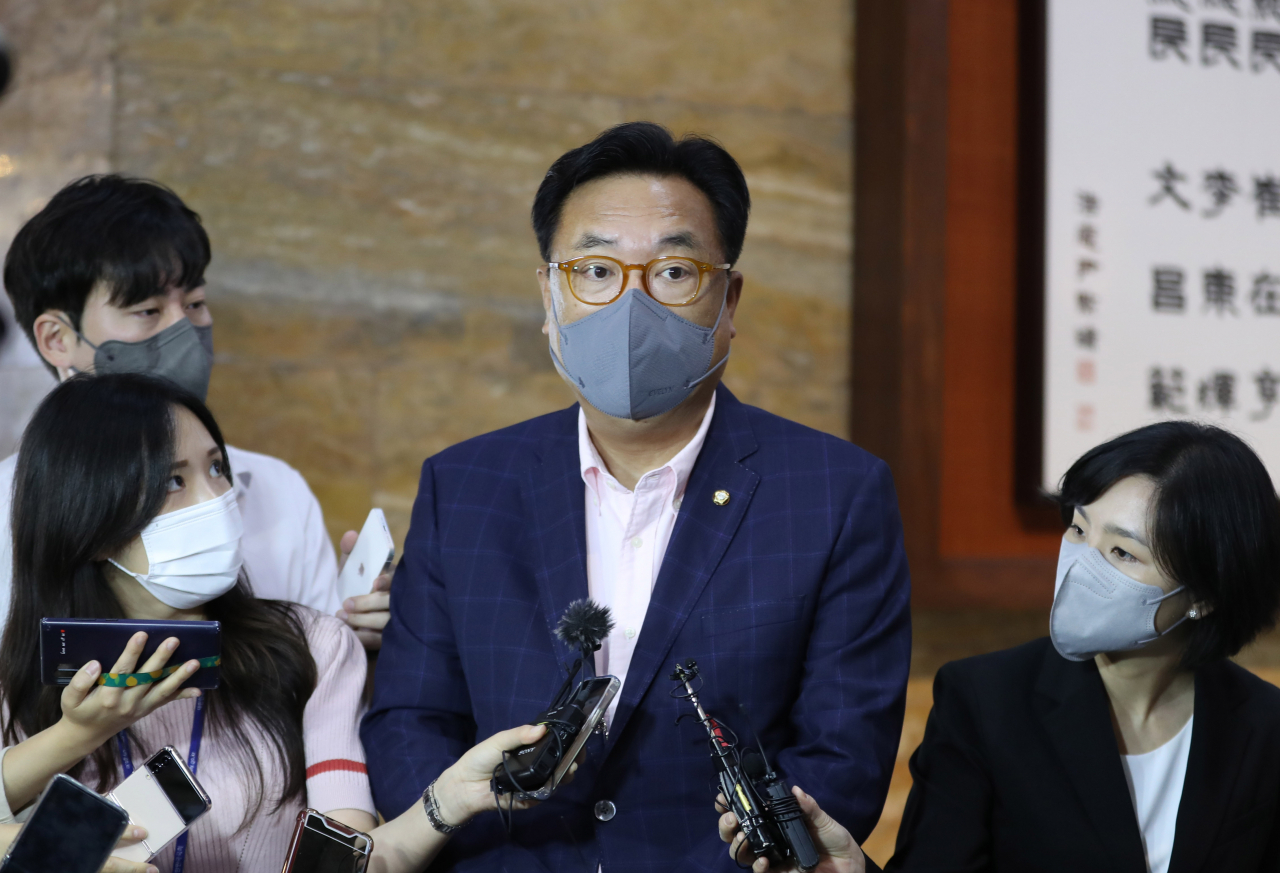 국민의힘 비상대책위원장에 내정된 정진석 국회부의장이 8일 오전 국회로 출근해 기자들의 질문에 답하고 있다. [이상섭 기자]