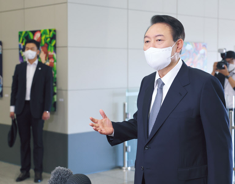 윤석열 대통령이 추석 연휴를 하루 앞둔 8일 오전, 서울 용산 대통령실 청사로 출근하며 기자들과 질의 응답을 하고 있다. 윤 대통령은 이 자리서 “경제가 어렵지만 명절을 맞아 국민께서 가족들과 즐거운 시간을 갖기 바란다”고 했다. 또 부인 김건희 여사와 관련한 야당의 대통령 검찰고발이나 이준석 전 국민의힘 대표의 행보와 관련된 질문에는 “경제 위기와 재난 대응 외에는 다른 생각을 해 본 적이 없다”는 취지의 답을 했다. [연합]
