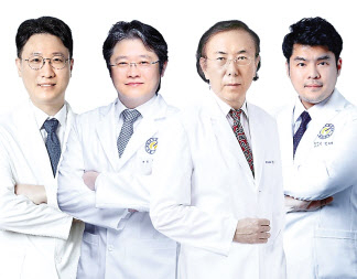 연세사랑병원 어깨상지센터 김주형(왼쪽부터) 과장, 정성훈 원장, 강호정 명예원장, 김철 과장