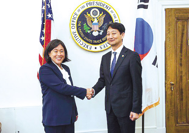 안덕근(오른쪽) 산업통상자원부 통상교섭본부장이 7일(현지시간) 미국 워싱턴D.C. 미 무역대표부(USTR)에서 한미 통상장관회담을 마친 후 캐서린 타이 USTR 대표와 악수하고 있다. 양국 통상장관은 이날 회담에서 미 인플레 감축법(IRA) 시행에 따른 한국산 전기차의 차별 문제를 해결하기 위한 별도 협의체를 구성하기로 했다. [산업통상자원부 제공]